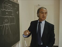 Nicolas George Hayek, Unternehmungsberater, 1987 an Wandtafel